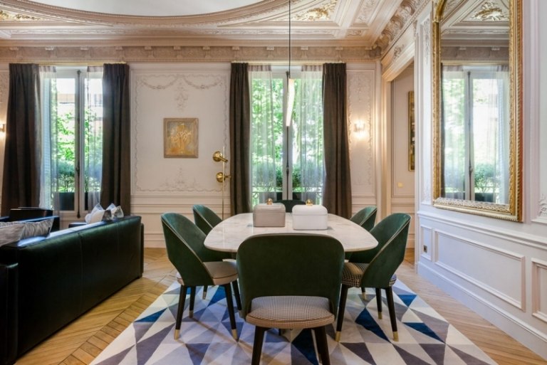 Jedálenský kút - čalúnené stoličky, mramorový stôl a koberec na trojuholníkoch barokové-schádza-moderné-paríž-jedálenský kút-čalúnené-stoličky-zamat-zelený-koberec-trojuholníky