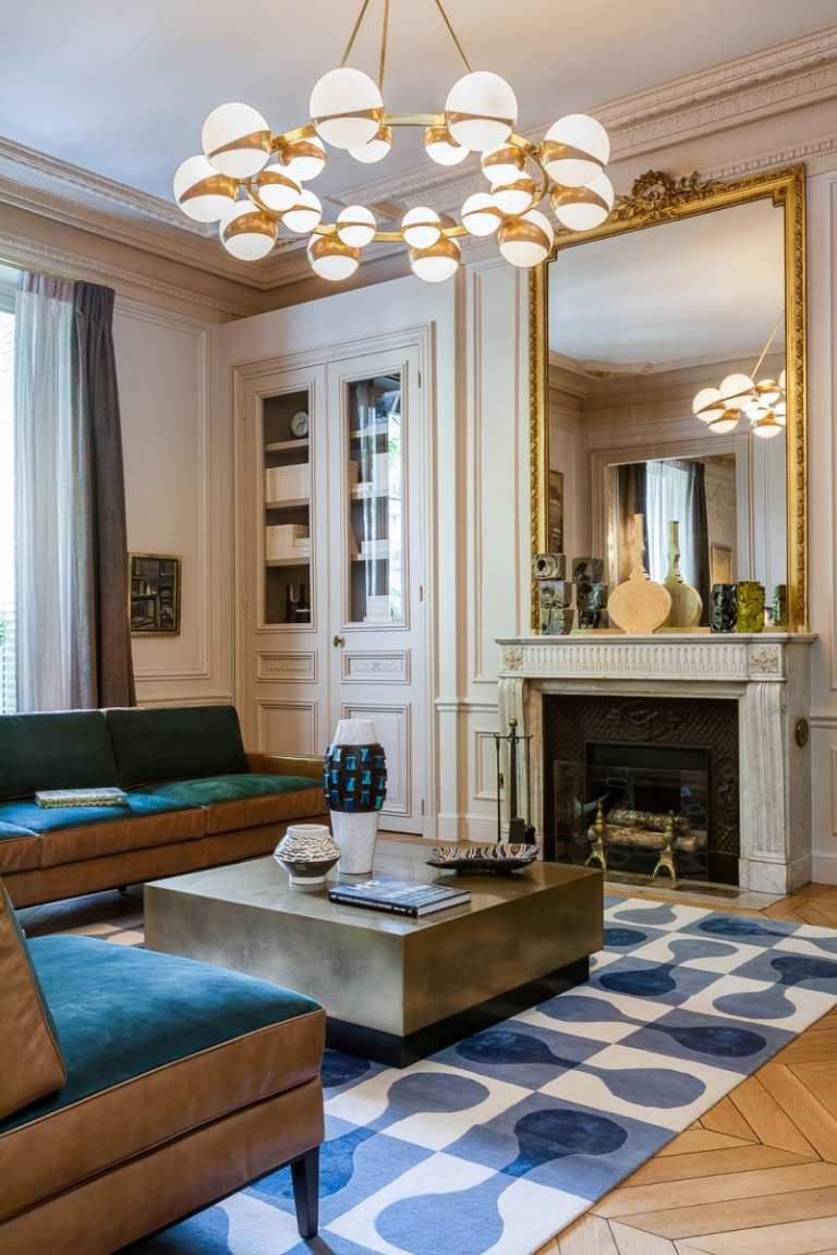 Zlato -biele štuky a hranaté sedenie baroko-stretne-moderne-pariz-obývačka-kožené kreslo-krb-zrkadlo