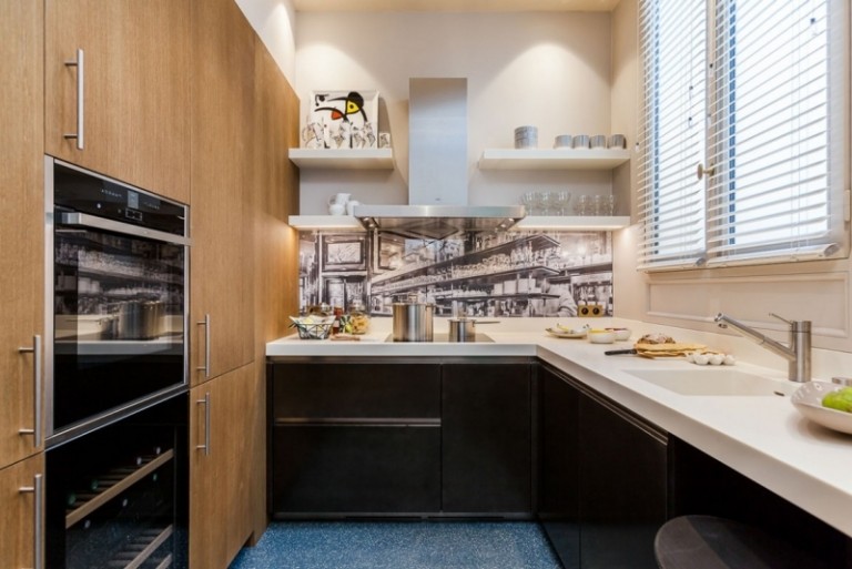 moderná kuchyňa v čiernej a bielej farbe a akcenty s fotografickými tapetami baroko-stretáva-moderné-paríž-kuchyňa-elegantné-minimalistické-čierne drevo