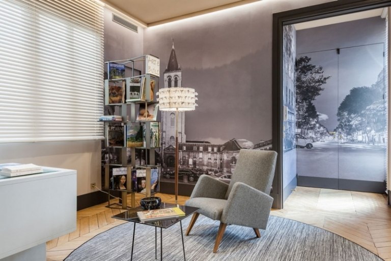 malá, útulná čitáreň plne zaplnená baroko-stretne-sa-moderne-pariz-citanie-roh-sivo-polstrovane kreslo-foto-tapety-koberec