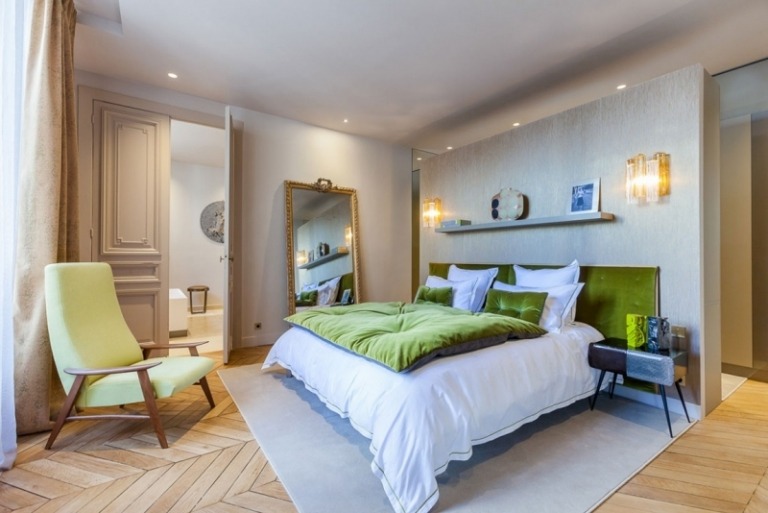 Spálňa vo svetlo šedej farbe s akcentmi v smaragdovo zelenej farbe barokový-stretáva-moderný-paris-spálňa-posteľ-parketová podlaha-sivá-zelená-zamat