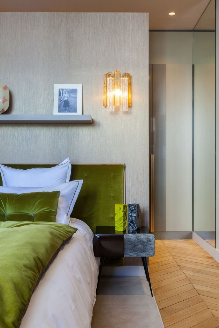 elegantný moderný nábytok a jednoduchý dizajn v elegantnom byte barokovo-spĺňa-moderné-paríž-spálňa-moderné-zelené-zamatové periny