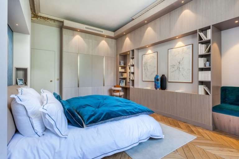 Spálňa vo svetlo šedej farbe s akcentmi v benzínovej modrej barokový-stretáva-sa-moderný-paríž-spálňa-moderné-svetelné-škvrny-béžová