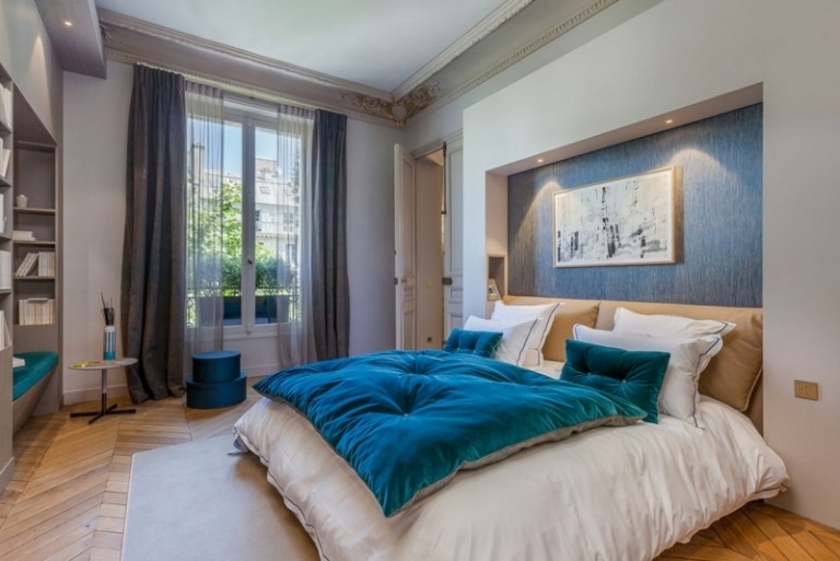 Prehoz a obliečka na vankúš v modrej farbe Betrol ako akcent barokovo-stretne-sa-moderne-pariz-spalna-moderne-modro-béžovo-sivá