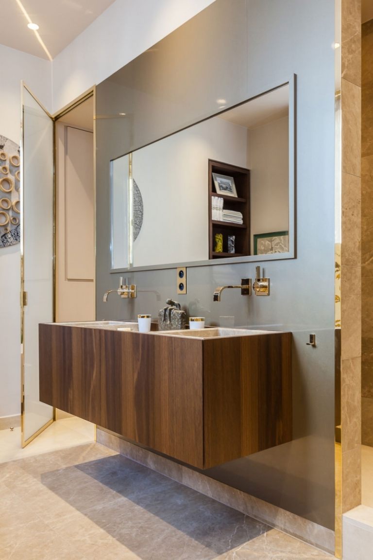 Druhá kúpeľňa v rovnakom elegantnom štýle baroko-stretne-sa-moderne-pariz-kupelna-skrinka-drevo-orech-mramor
