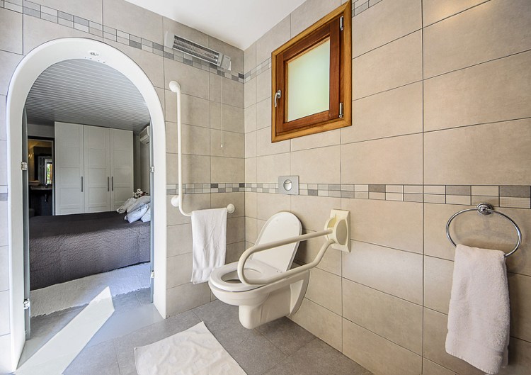 Bezbariérový invalidný vozík do kúpeľne