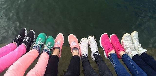 Každá žena musí mať farebné tenisky farebné každá žena musí mať dizajnérsku módu