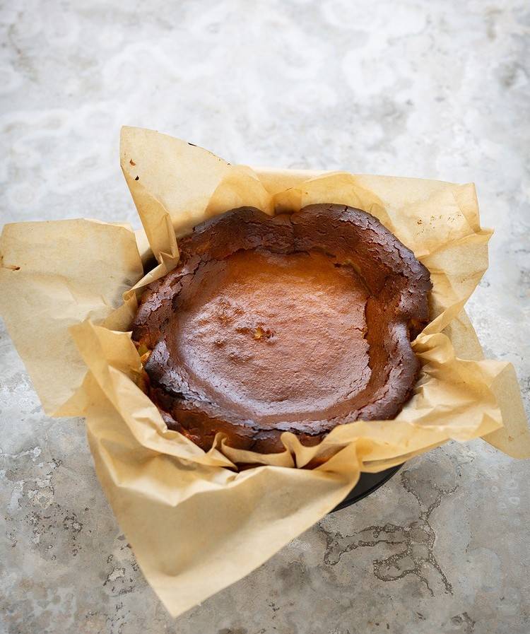 Celý baskický tvarohový koláč priamo z rúry