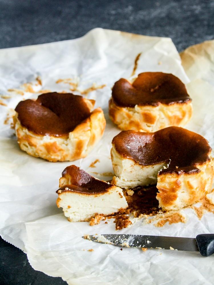 Baskický tvarohový koláč v malom formáte