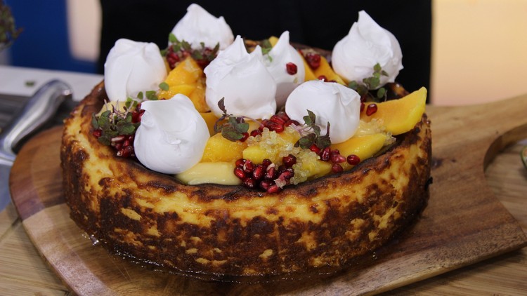 Baskický tvarohový koláč so šľahačkou a ovocím