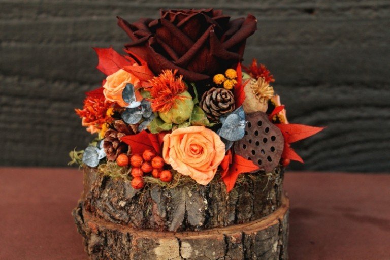 DIY nápady na jesenné dekorácie stolu ruže kmeň stromu bobule bordeaux