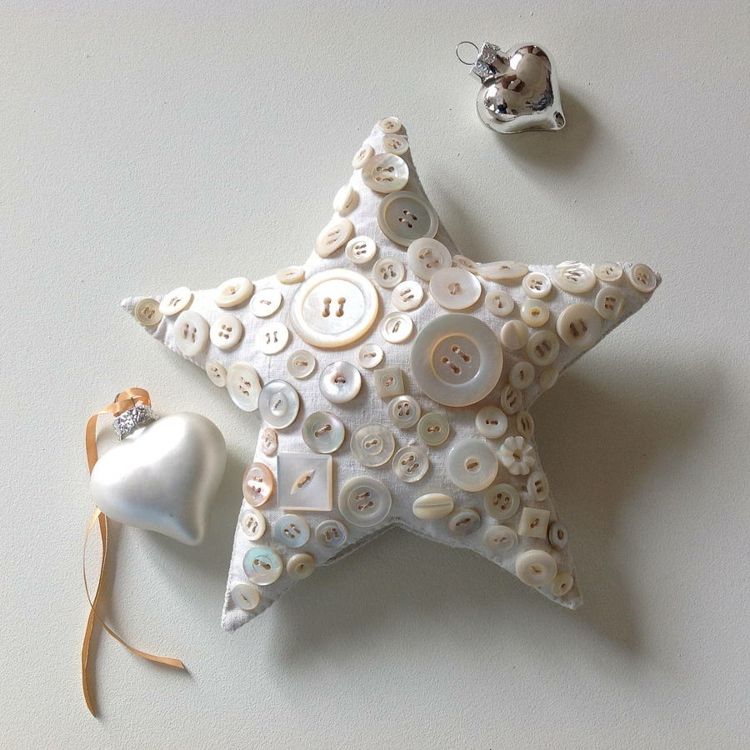 Na túto vianočnú dekoráciu ušite vankúš a ozdobte gombíkmi vianočná dekorácia s plyšovým ozdobou vianočného gombíka biela