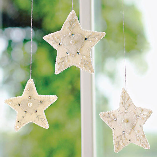 Vyrobte si vianočnú hviezdu sami, ušite filc Šijacia plsť zdobí kamienky