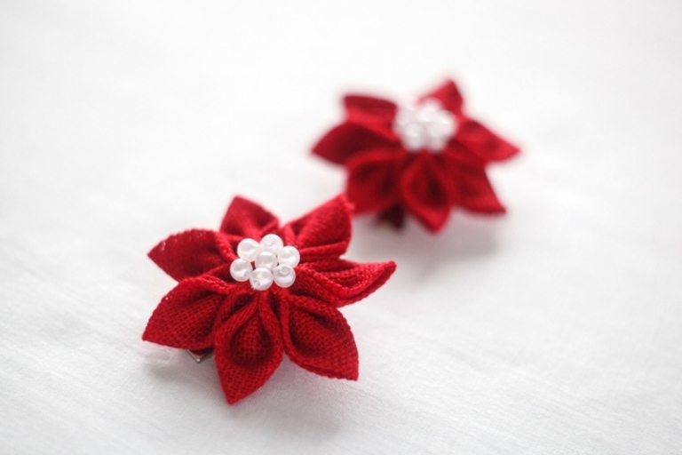 Vianočná dekorácia s hviezdičkami z červenej látky ako brošňa vianočná dekorácia s červenými hviezdičkami ušije nápadité korálky