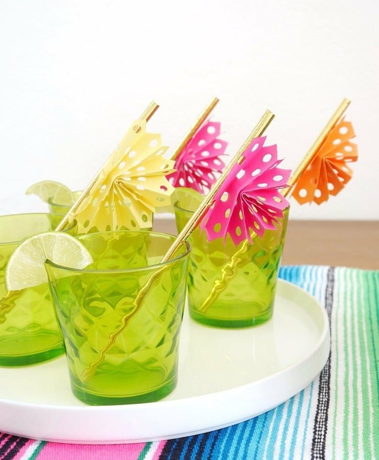 Remeselné nápady pre záhradné párty - ozdobte slamky papierovými ventilátormi