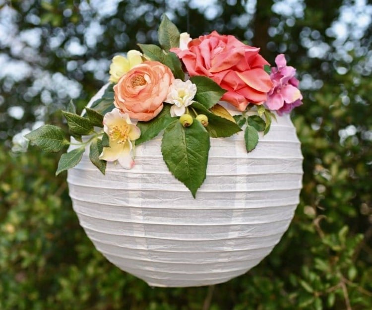 Remeselné nápady na záhradnú párty - závesná dekorácia s lampášom a kvetmi