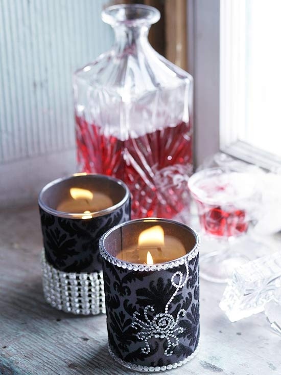 Svietniky s ozdobnými kamienkami zdobia pavučinu Dizajnový svietnik s ozdobnými kamienkami ozdobený pavučinou