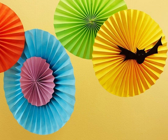 Rozety Fliedermaus visiace na segmentoch skladaných na harmonike-halloweenska dekorácia Rozety Fliedermaus visia na akordeóne skladanú halloweensku dekoráciu