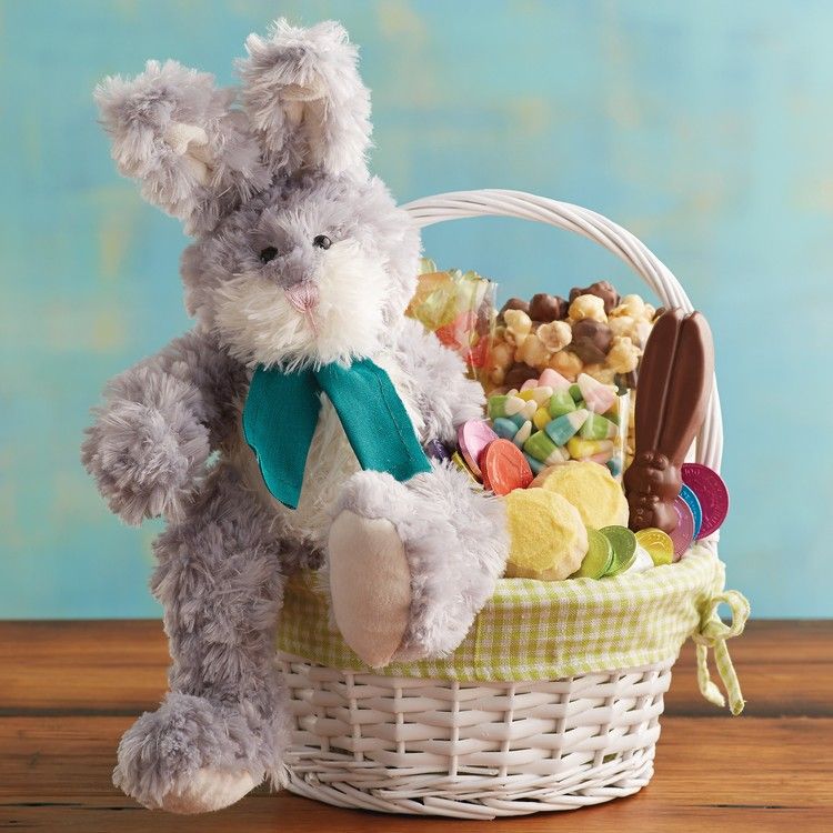 biely košík so sladkosťami pre deti a plyšovým zajačikom drotárstvo-nápady-veľkonočné-veľkonočné-košíky-biele-darčekové sladkosti-plyšové zvieratko