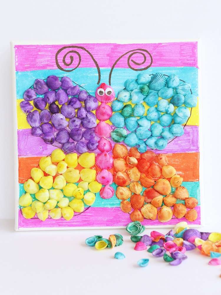 Motýľ s 5 -ročnými robí ručné práce zo škrupín