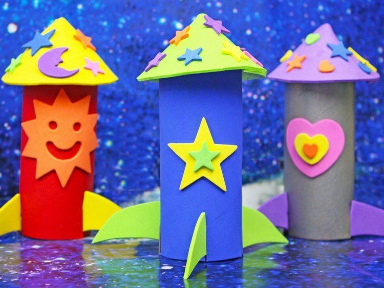 Tinker rakety na cestovanie do vesmíru z roliek toaletného papiera a modelovacej hmoty