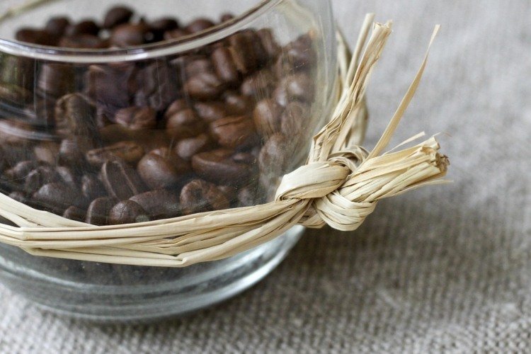 Remeselné nápady-kávové zrná-sviečky-dekorácia-sklo-slamená-dekorácia stola