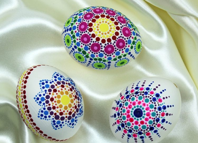 Veľkonočné vajíčka s atraktívnym bodkovaným vzorom Remeselné nápady-s veľkonočnými vajíčkami-romantický-orientálny-bodkový vzor-henna-štýl
