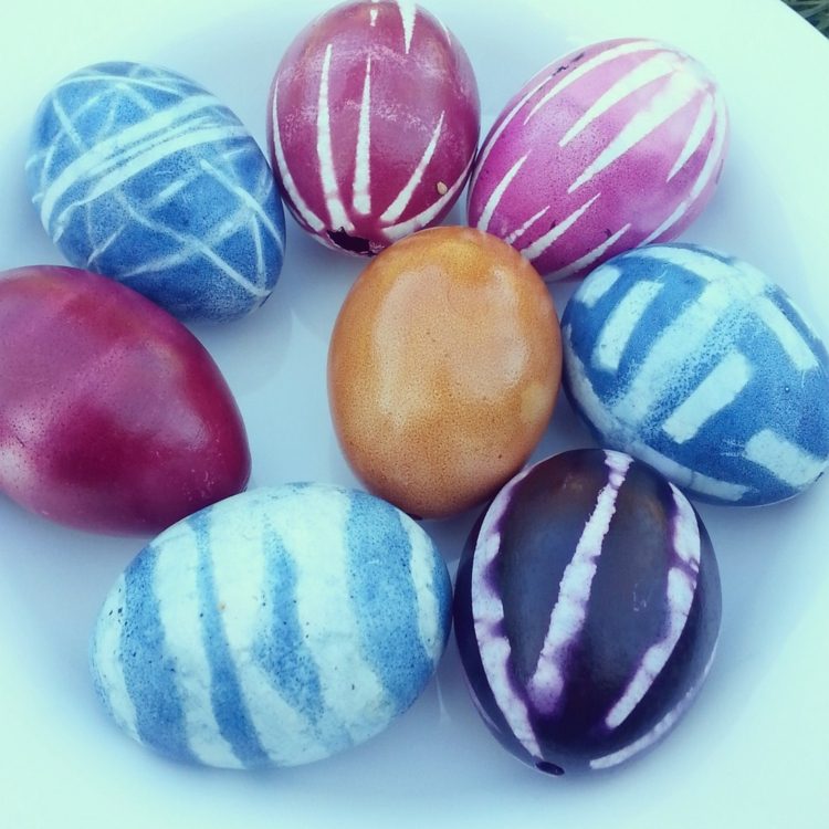 Veľkonočné vajíčka môžu byť ozdobené elektrickou páskou a niťou Remeslo-nápady-s-veľkonočné vajíčka-akvarel-look-prúžok-vzor