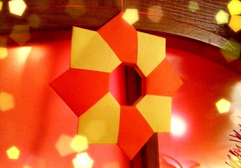 Remeselné nápady s papierom - veniec v tvare hviezdy v červenej a žltej farbe Remeselné nápady s papierom červeno žltý skladací veniec inšpiračná hviezda