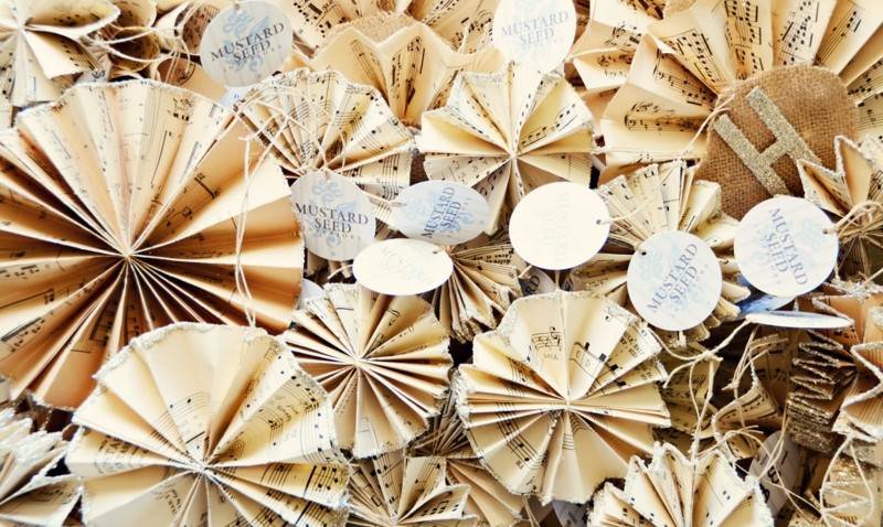 Remeselné nápady s papierom - milí fanúšikovia z hudobného papiera, ktorí môžu zavesiť nápady na remeslá s papierovými ozdobami vianočných stromčekov nápady skladacieho fanúšika