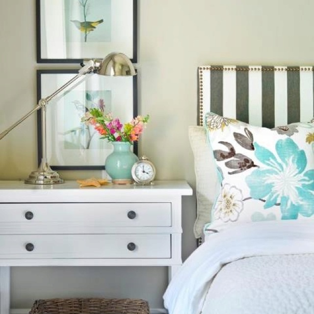 drotárska dekorácia s kúskami tapiet, mäta, spálňa, biela Remeselné nápady so zvyškami tapiet vtákov mäty spálne bielej