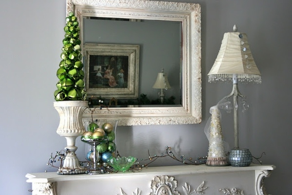 Vianočný zvonček z umelého stromčeka, zelený krb v štýle vintage