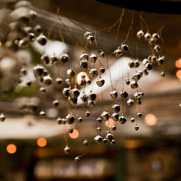 Veniec zvončeky drotár vchod do domu zdobí zimu