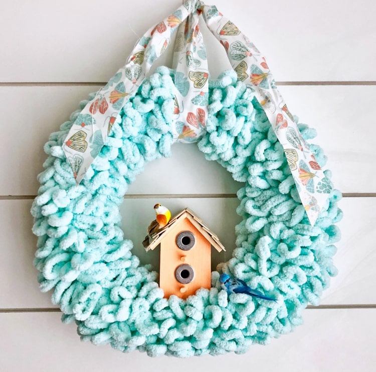 Svetlo modrá mimo háčik z vlny a vtáčieho domu pre jarný kutilský projekt
