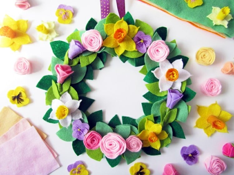 Vyrobte si vlastný veniec z farebných jarných kvetov z plsti