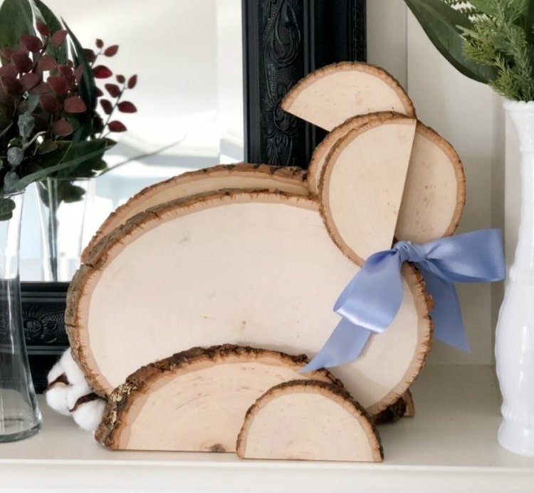 Obojstranní zajačikovia z drevených kotúčov si pohadzujú na jar alebo na krbovú rímsu