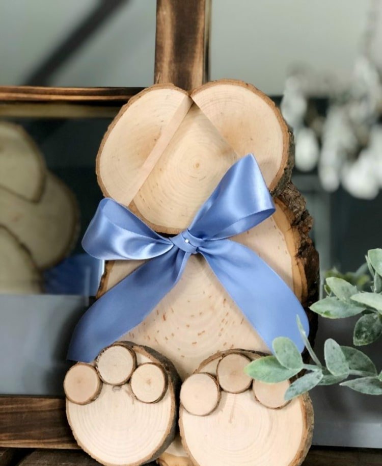 Roztomilý zajačik z drevených diskov na krbovú rímsu alebo do skrine