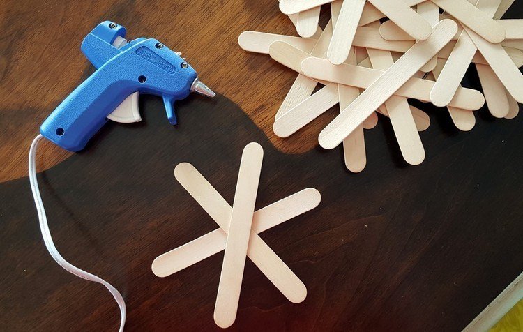 Vyrobte si na Vianoce snehové vločky Remeslá na Vianoce horúca lepiaca pištoľ-zmrzlinové tyčinky-hviezdy-snehové vločky-lepidlo