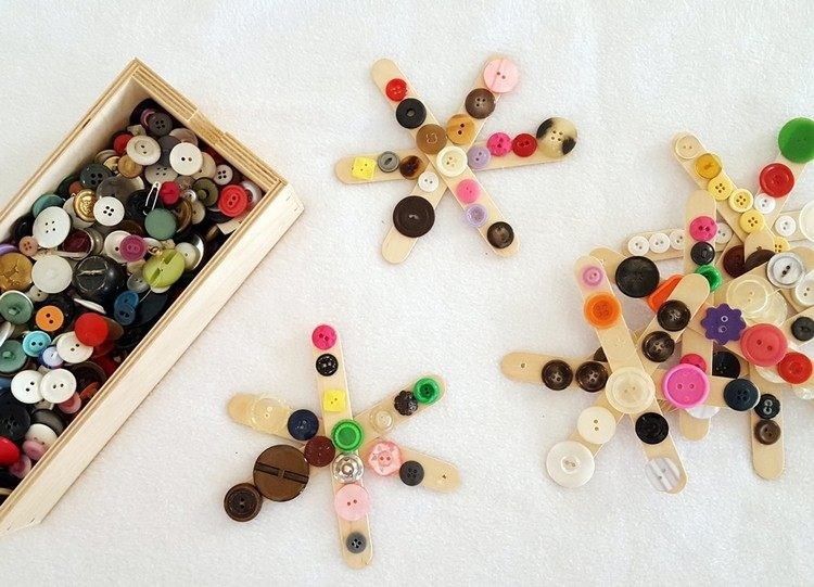 Ozdobte snehové vločky farebnými gombíkmi Remeslá na Vianoce kreatívne-nápady-snehové vločky-farebné-gombíky-zmrzlinové tyčinky