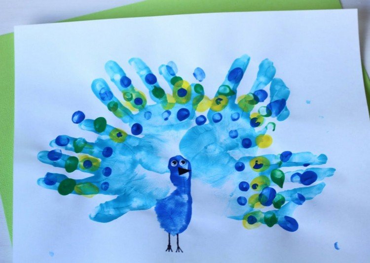 maliar-drotar-s-2-rocnymi-detmi-páv-odtlačky rúk