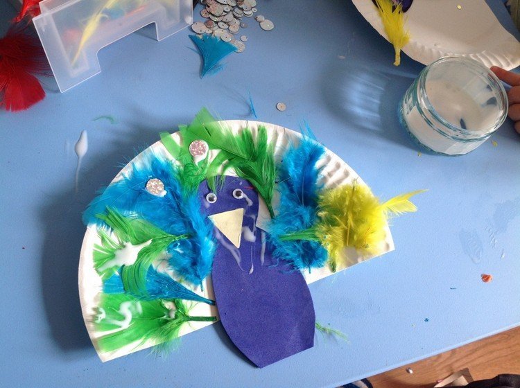 drotár-s-2-ročnými-deťmi-papier-tanier-páv