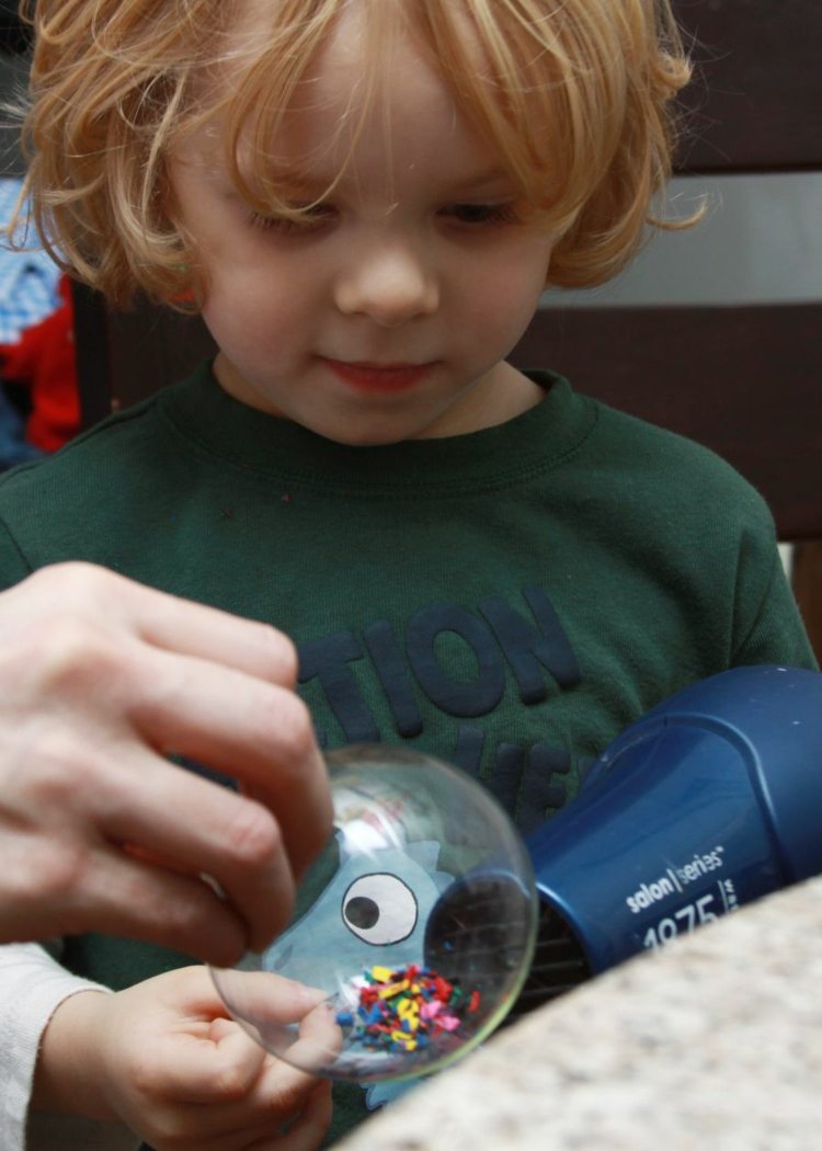 drotári s voskovými pastelkami deti 4 -ročné sušiče vlasov zdobia gule na vianočný stromček