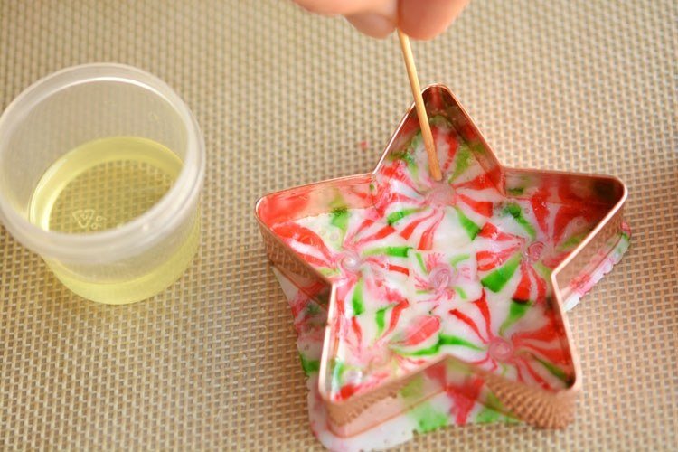 Vytvorte si vlastné vianočné ozdoby so 4 -ročnými deťmi, ozdoby, vykrajovače, cukríky