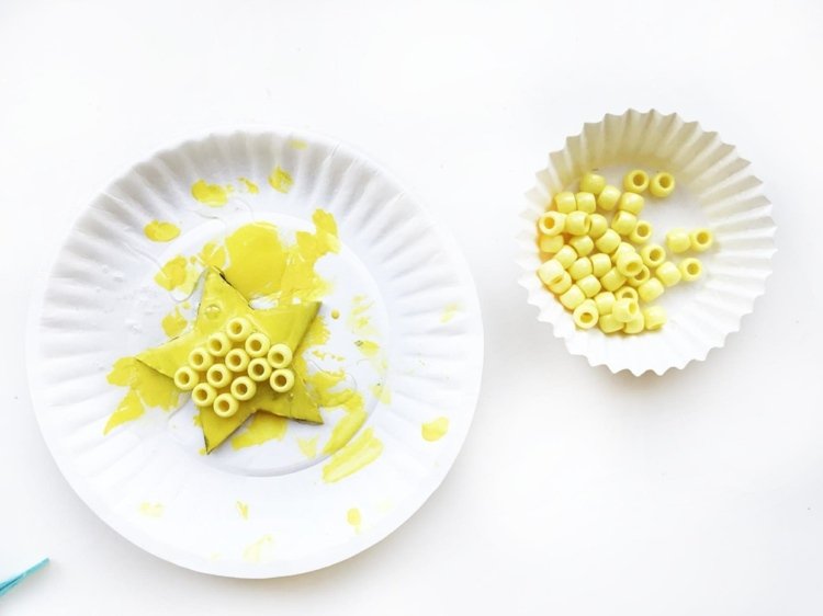 vianočná hviezda drotár s deťmi 4 roky farba vianočných korálikov