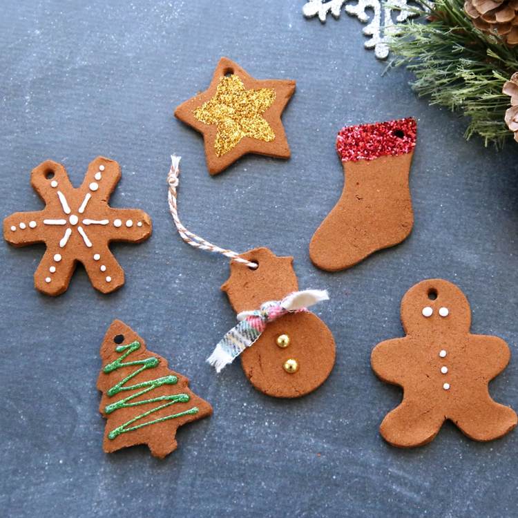 vyrobiť ozdoby z jedľových ozdôb ozdoby piecť koláčiky ozdobiť s deťmi