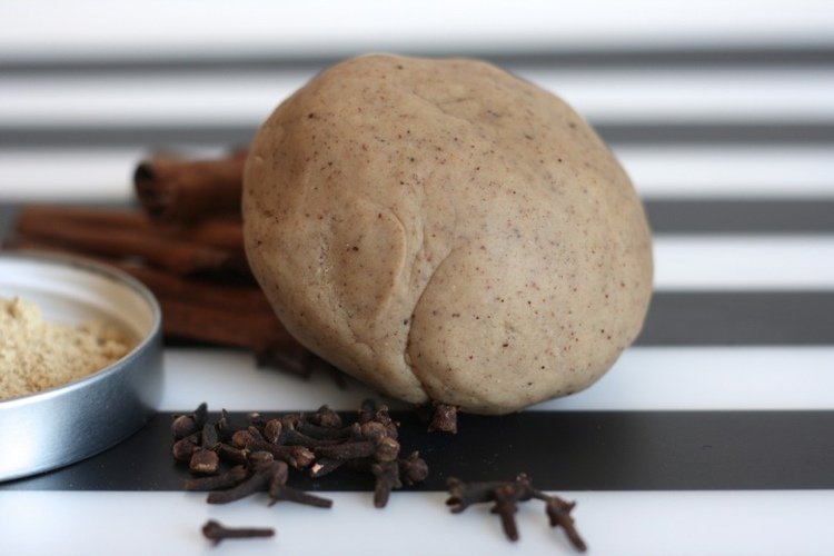 Vyrobte si cesto na hranie sami škoricou klinček hnedý vianočný perník