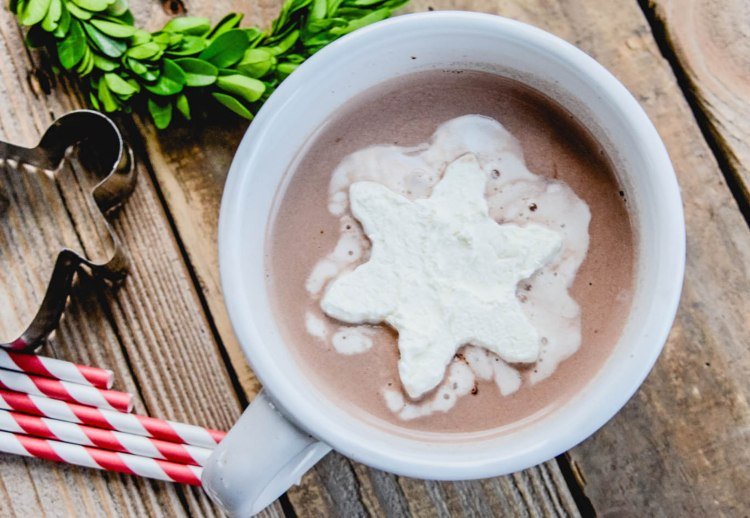 Remeselné vykrajovače na vianočnú hviezdu so šľahačkou a horúcou čokoládou