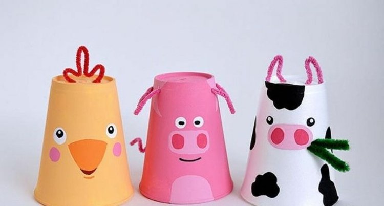 drotár s pohármi zvieratá-farma-deti-krava-prasa-mláďatá