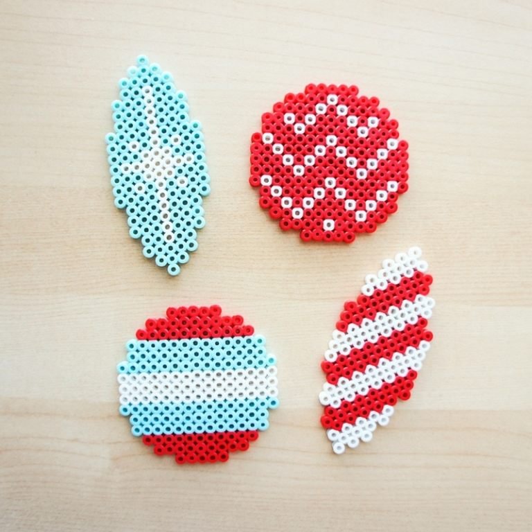 drotár železné korálky vianočný strom gule nápad svetlo modrá červená biela