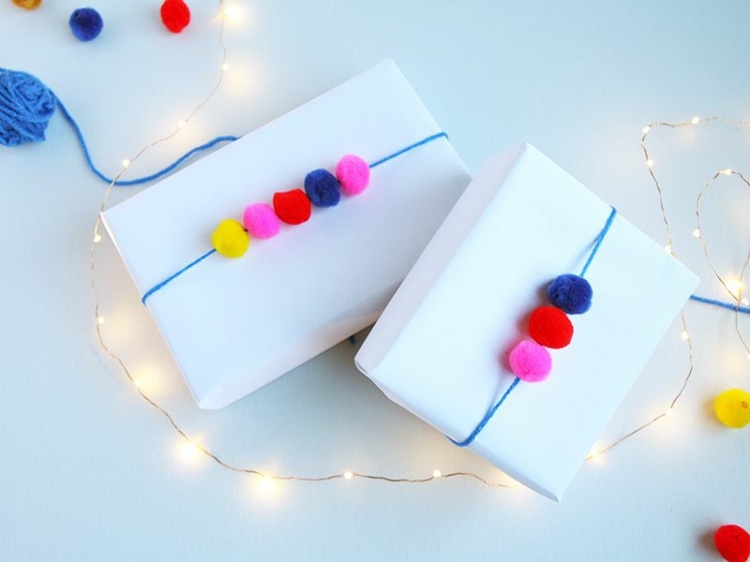 Jednoduché darčekové balenie s farebnými pomponmi